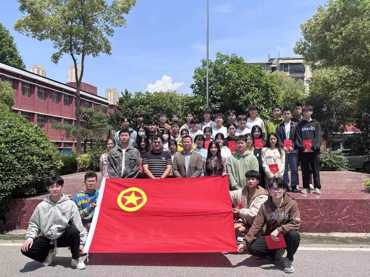 必赢官网团委举办第三期团课结业典礼暨入团仪式 必赢官网团委举办第三期团课结业典礼暨入团仪式