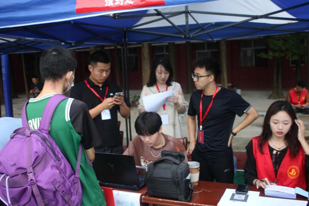 必赢官网顺利开展迎接2023级新生报道工作 必赢官网顺利开展迎接2023级新生报道工作