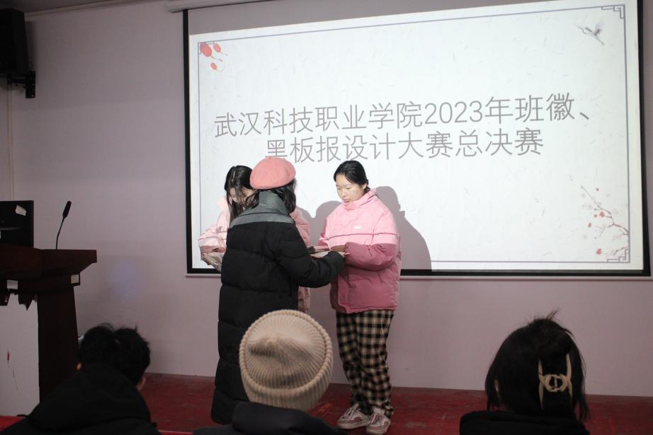 必赢nn699net官网2023年班徽、黑板报设计大赛顺利开展 必赢nn699net官网2023年班徽、黑板报设计大赛顺利开展
