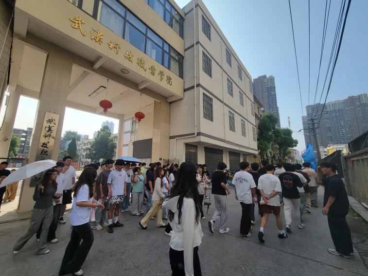 寻迹百年武九,解码匠心传承——必赢官网开展四美塘文化公园沉浸式实践活动 寻迹百年武九,解码匠心传承——必赢官网开展四美塘文化公园沉浸式实践活动