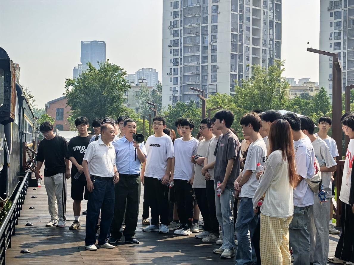 寻迹百年武九,解码匠心传承——必赢官网开展四美塘文化公园沉浸式实践活动 寻迹百年武九,解码匠心传承——必赢官网开展四美塘文化公园沉浸式实践活动