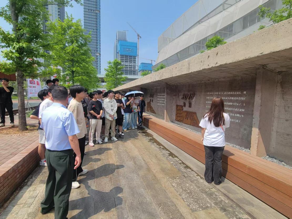 寻迹百年武九,解码匠心传承——必赢官网开展四美塘文化公园沉浸式实践活动 寻迹百年武九,解码匠心传承——必赢官网开展四美塘文化公园沉浸式实践活动