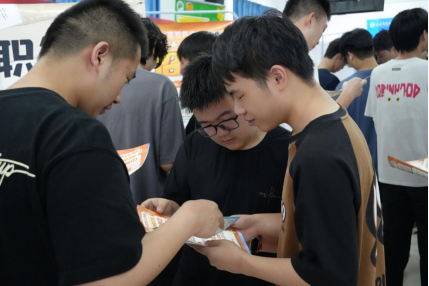 毕业进行时，就业零距离:  必赢nn699net官网毕业证领取日巧设就业直通车