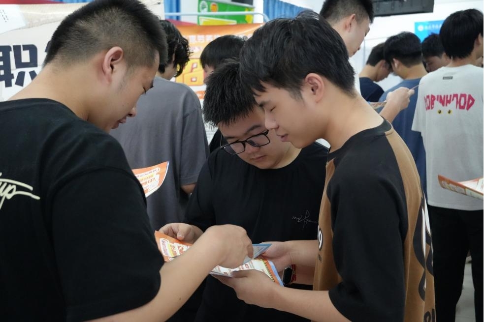 毕业进行时，就业零距离:  必赢nn699net官网毕业证领取日巧设就业直通车
