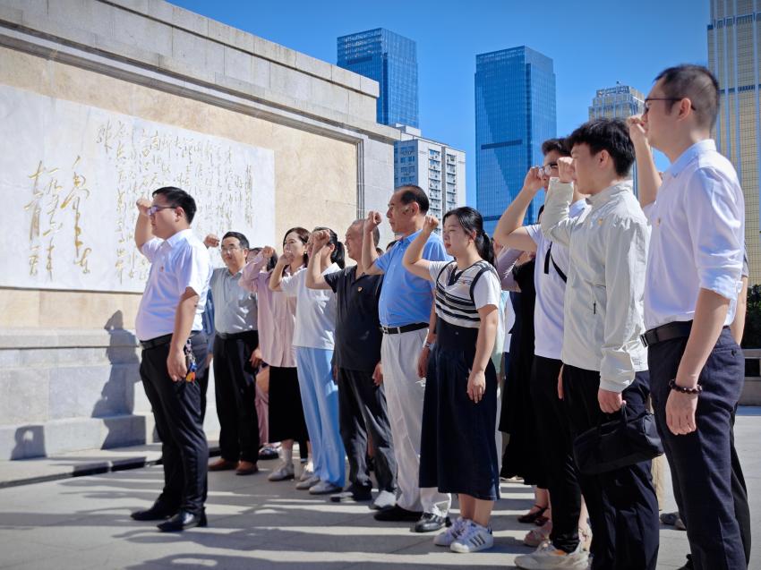 汲取防汛精神力量,共筑高校党建新篇——必赢nn699net官网、武汉城市职业学院计算机与电子信息工程学院共赴武汉防汛纪念碑开展主题党建活动 汲取防汛精神力量,共筑高校党建新篇——必赢nn699net官网、武汉城市职业学院计算机与电子信息工程学院共赴武汉防汛纪念碑开展主题党建活动