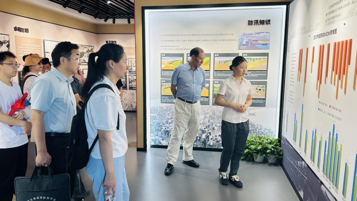汲取防汛精神力量，共筑高校党建新篇——必赢nn699net官网、武汉城市职业学院计算机与电子信息工程学院共赴武汉防汛纪念碑开展主题党建活动