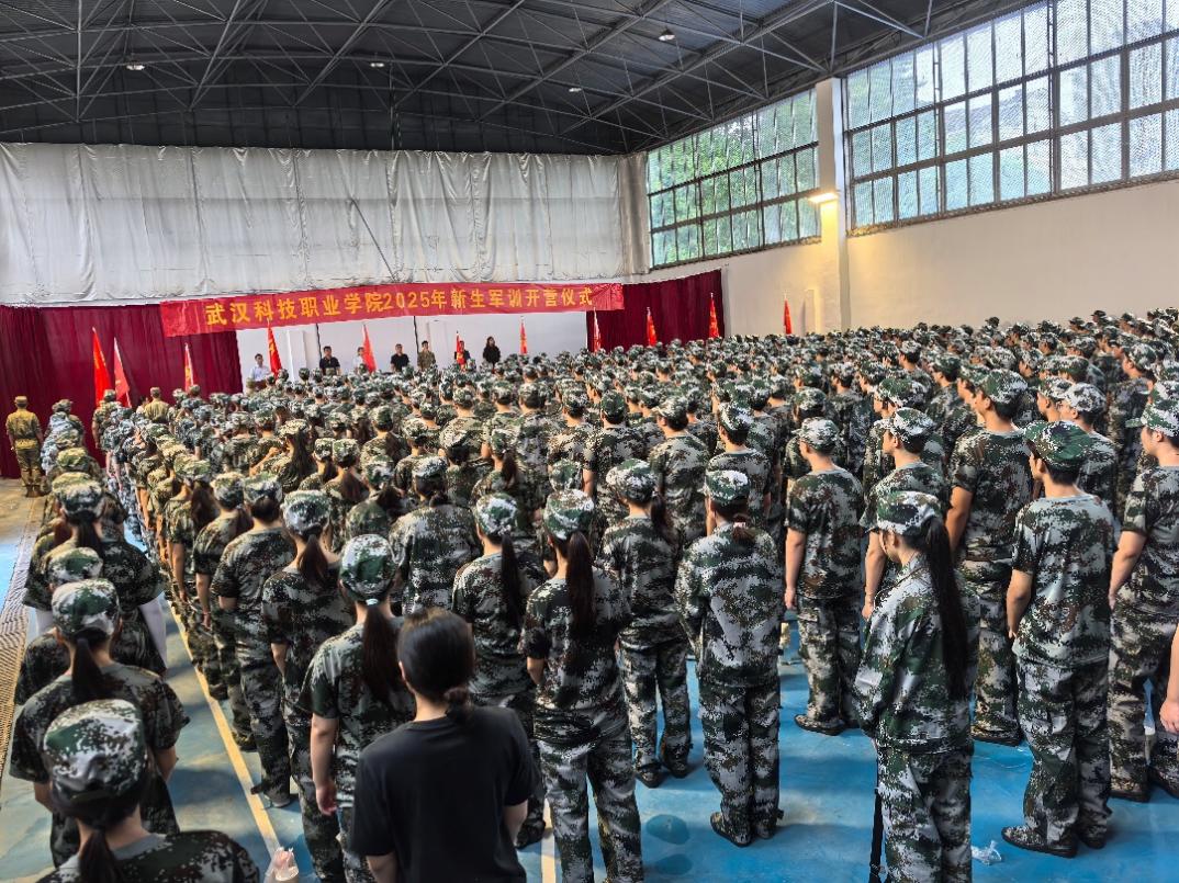 必赢nn699net官网2025年新生军训正式开营——铮铮青春正步走，意气风发戎装颜