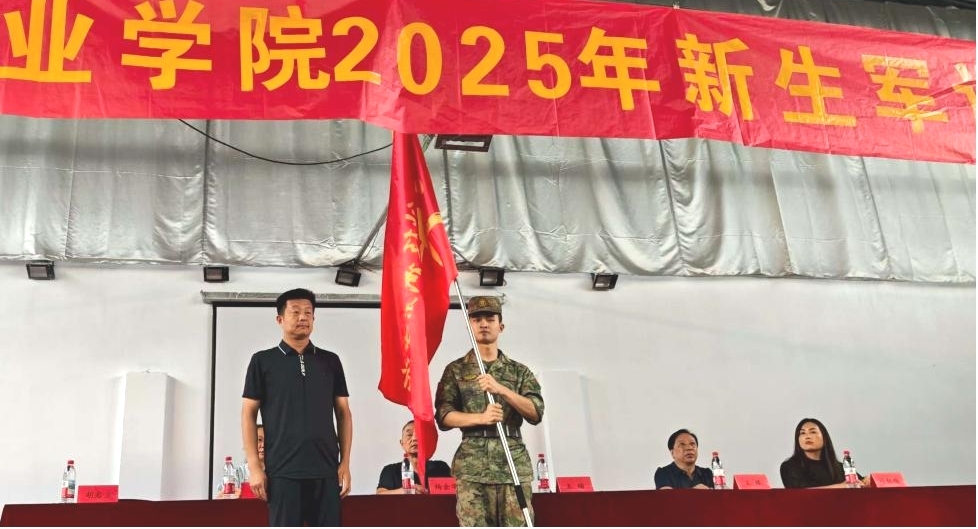 必赢nn699net官网2025年新生军训正式开营——铮铮青春正步走，意气风发戎装颜