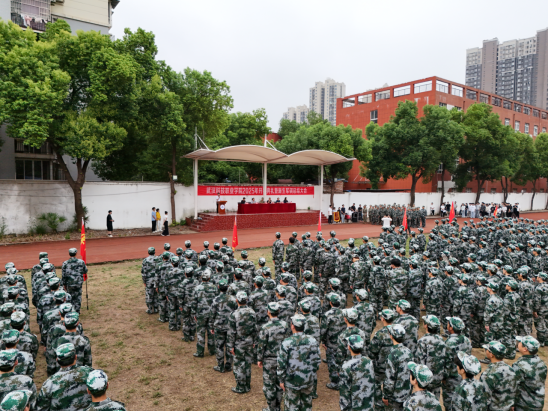 必赢nn699net官网隆重举行2025级新生军训总结表彰大会
