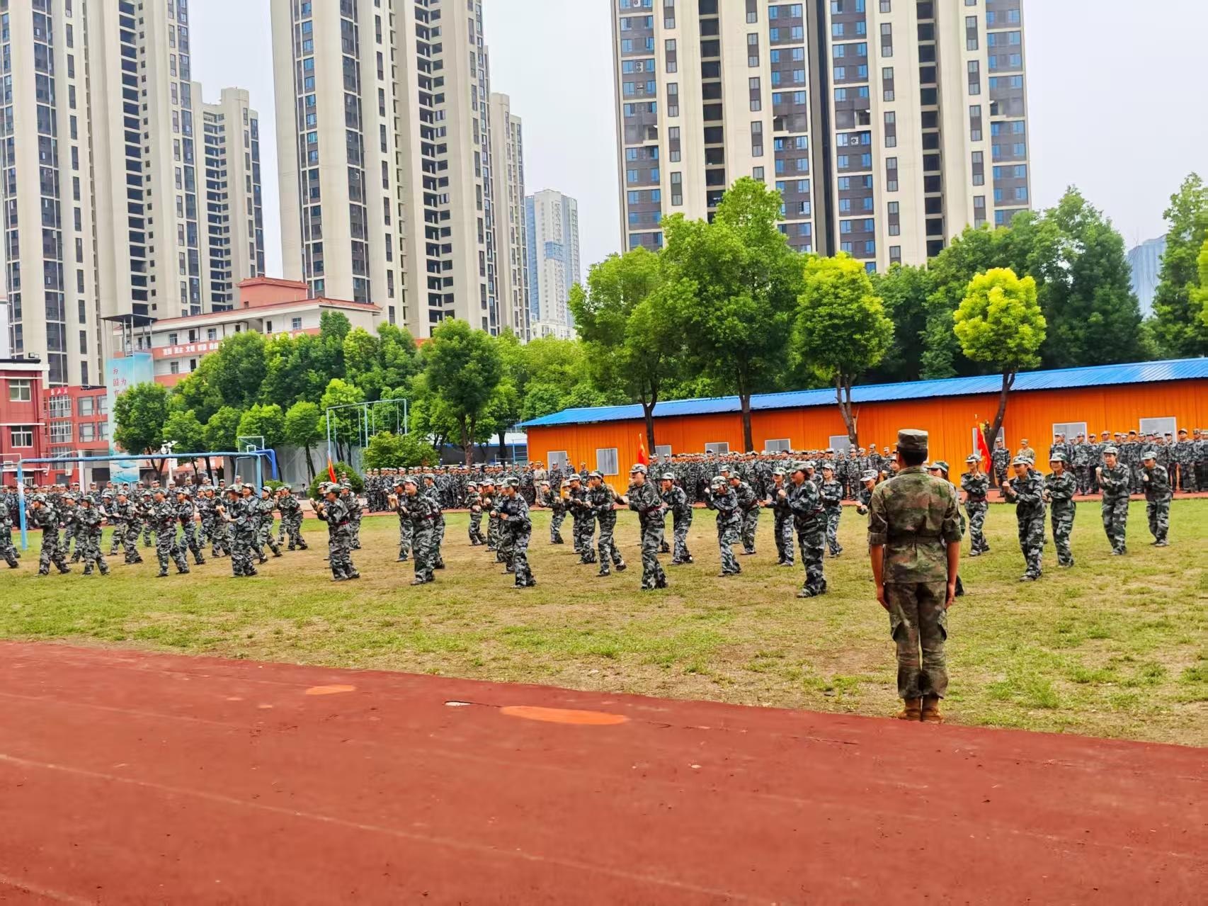 必赢nn699net官网隆重举行2025级新生军训总结表彰大会
