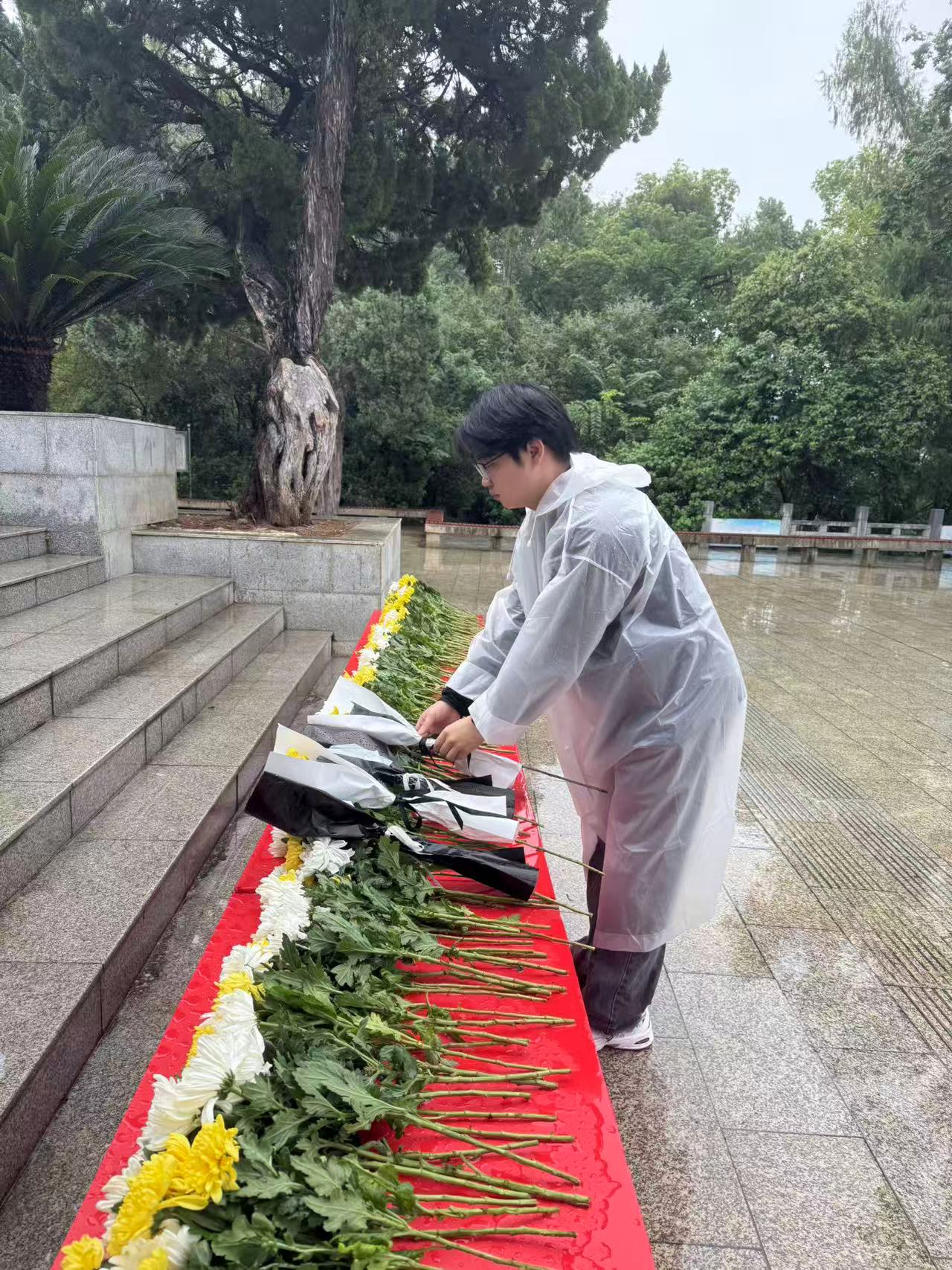 风雨寄哀思,精神永传承 ——必赢官网师生赴施洋烈士陵园开展祭扫活动 风雨寄哀思,精神永传承 ——必赢官网师生赴施洋烈士陵园开展祭扫活动