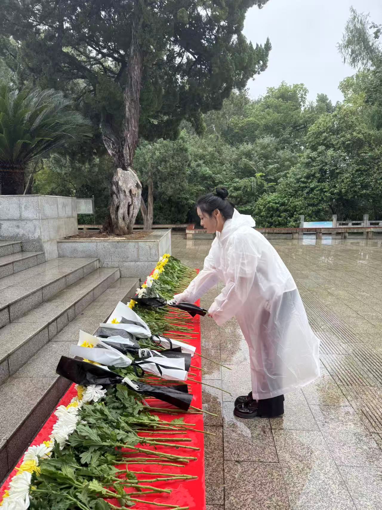 风雨寄哀思,精神永传承 ——必赢官网师生赴施洋烈士陵园开展祭扫活动 风雨寄哀思,精神永传承 ——必赢官网师生赴施洋烈士陵园开展祭扫活动