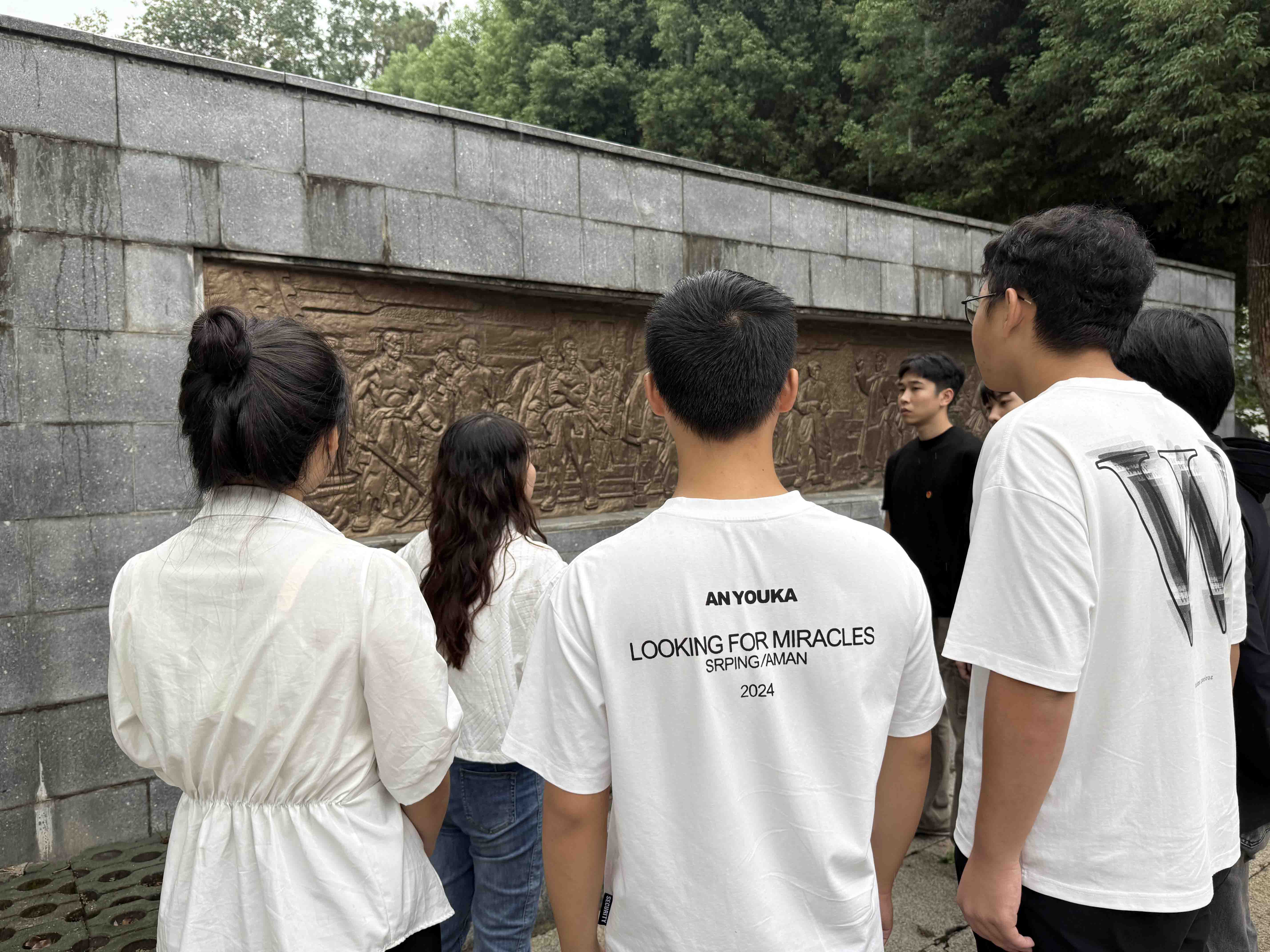 风雨寄哀思,精神永传承 ——必赢官网师生赴施洋烈士陵园开展祭扫活动 风雨寄哀思,精神永传承 ——必赢官网师生赴施洋烈士陵园开展祭扫活动