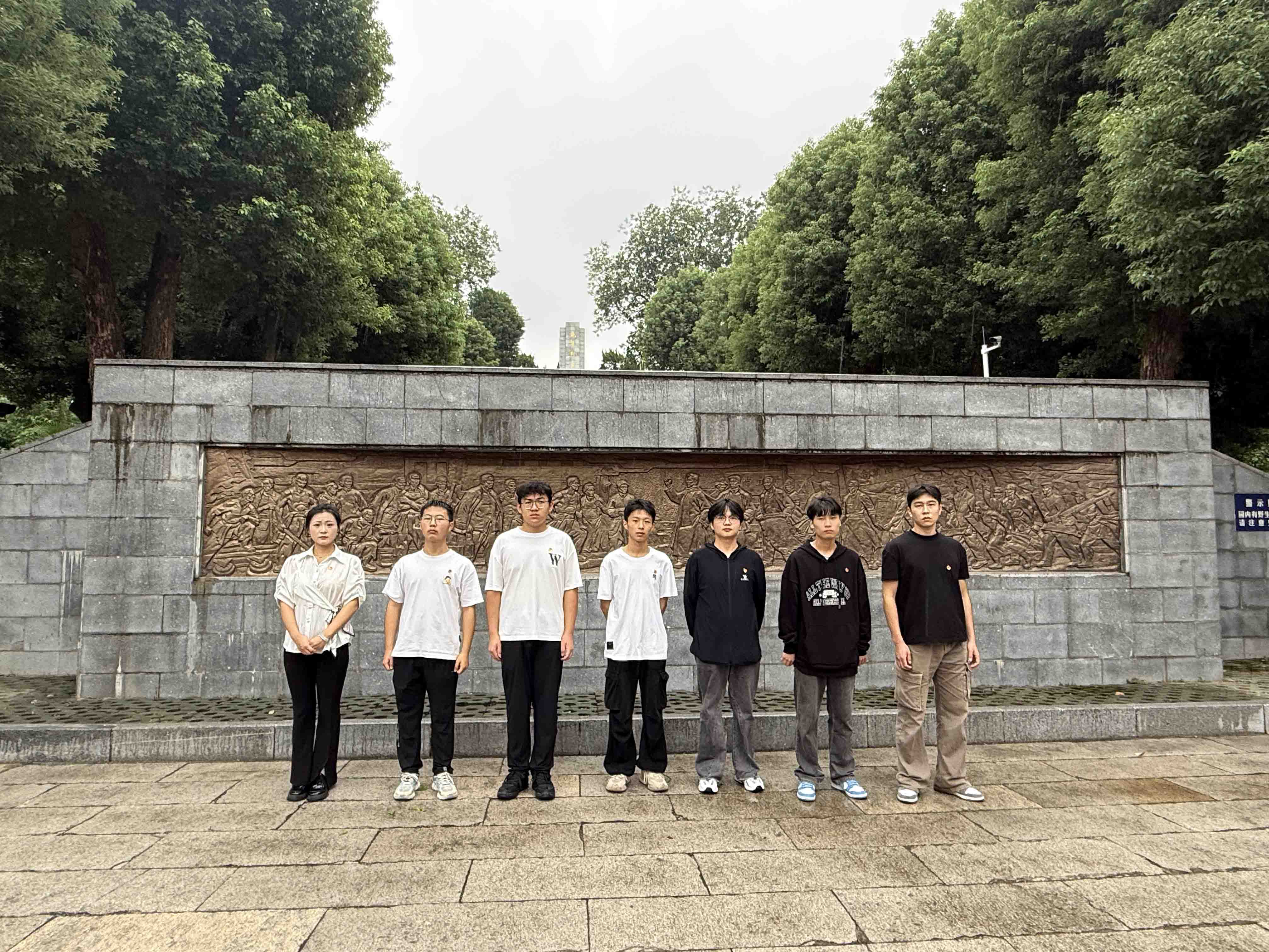 风雨寄哀思,精神永传承 ——必赢官网师生赴施洋烈士陵园开展祭扫活动 风雨寄哀思,精神永传承 ——必赢官网师生赴施洋烈士陵园开展祭扫活动