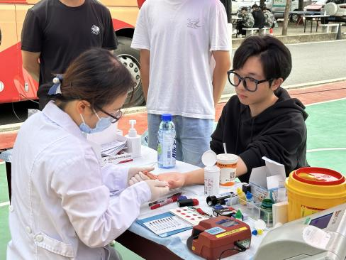 必赢nn699net官网学子踊跃献血 以热血青春传递爱心