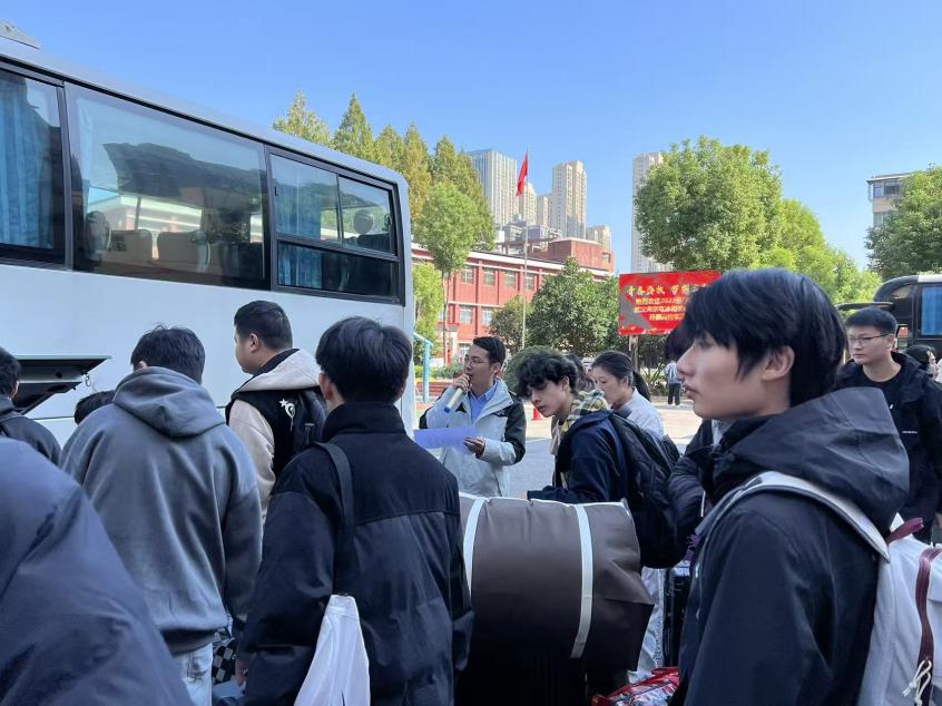 党建护航实习路 校企携手启新程—必赢nn699net官网52名学子赴武汉海尔电冰柜有限公司开展岗位实习