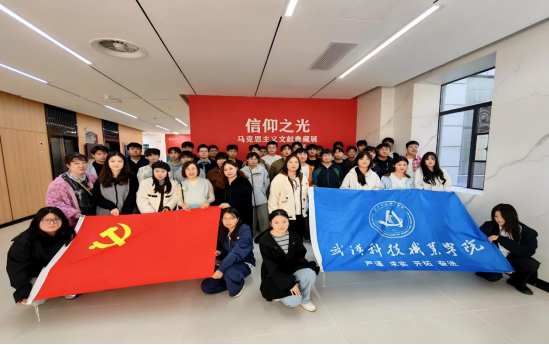 探寻真理之光 汲取奋进力量——必赢官网师生前往华中师范大学参观“信仰之光——马克思主义文献典藏展” 探寻真理之光 汲取奋进力量——必赢官网师生前往华中师范大学参观“信仰之光——马克思主义文献典藏展”