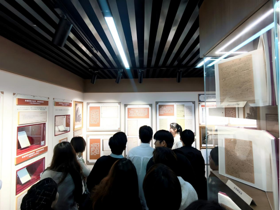 探寻真理之光 汲取奋进力量——必赢官网师生前往华中师范大学参观“信仰之光——马克思主义文献典藏展” 探寻真理之光 汲取奋进力量——必赢官网师生前往华中师范大学参观“信仰之光——马克思主义文献典藏展”