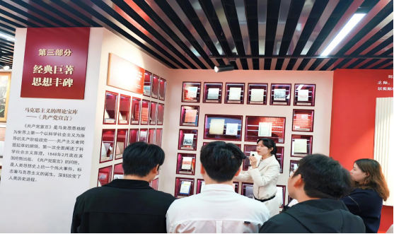 探寻真理之光 汲取奋进力量——必赢官网师生前往华中师范大学参观“信仰之光——马克思主义文献典藏展” 探寻真理之光 汲取奋进力量——必赢官网师生前往华中师范大学参观“信仰之光——马克思主义文献典藏展”