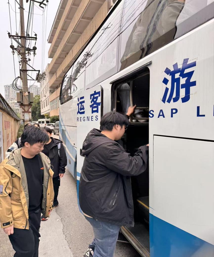 青春盛放 梦想启航——必赢nn699net官网2023级学生赴武汉华侨城实业发展有限公司开展岗位实习