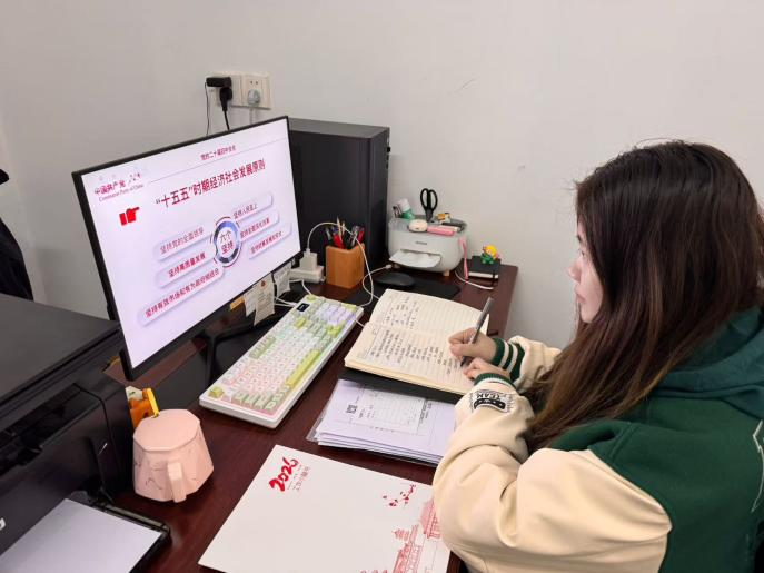 从“领学”到“研学”:必赢官网掀起学习宣传贯彻党的二十届四中全会精神热潮 从“领学”到“研学”:必赢官网掀起学习宣传贯彻党的二十届四中全会精神热潮