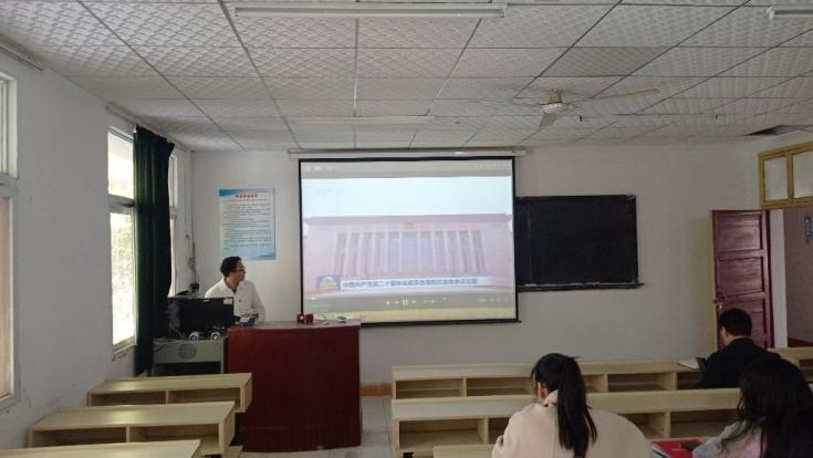 从“领学”到“研学”:必赢官网掀起学习宣传贯彻党的二十届四中全会精神热潮 从“领学”到“研学”:必赢官网掀起学习宣传贯彻党的二十届四中全会精神热潮