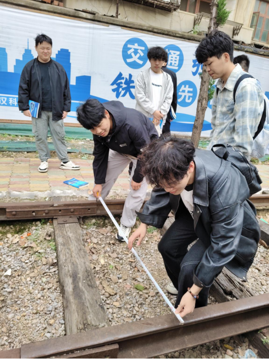 必赢官网铁道机车运用与维护专业开展《铁道概论》课程实训活动