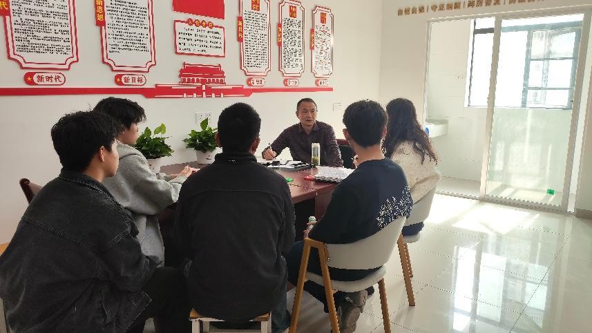 必赢nn699net官网党委书记进学生社区 践行中央八项规定精神