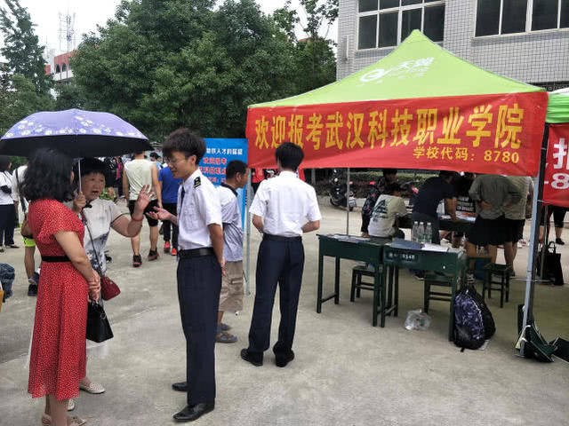 媒体以“地铁建设催生人才需求 轨道交通专业受热捧”为题对必赢官网招生进行报道