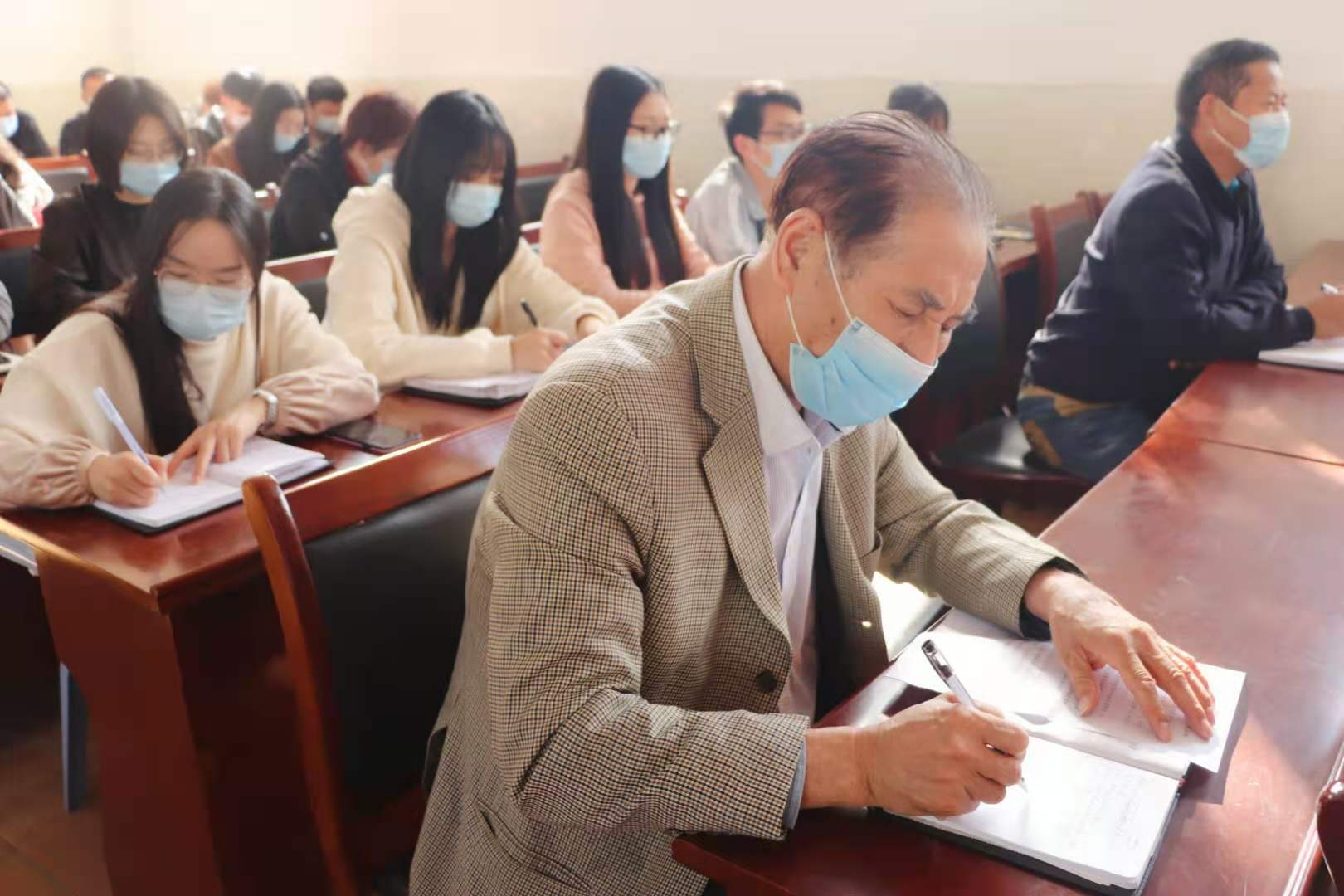 必赢官网组织党员干部及广大师生 学习贯彻党的十九届五中全会精神 必赢官网组织党员干部及广大师生 学习贯彻党的十九届五中全会精神