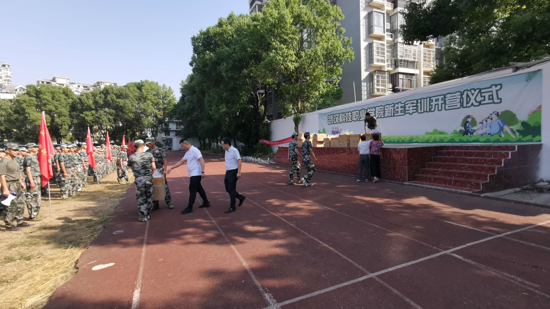 “浓情中秋,爱满校园”必赢官网为军训新生发放月饼 “浓情中秋,爱满校园”必赢官网为军训新生发放月饼