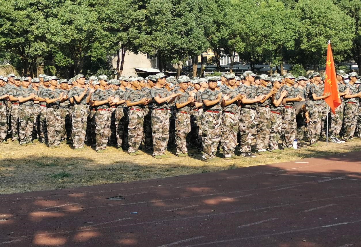 “浓情中秋,爱满校园”必赢官网为军训新生发放月饼 “浓情中秋,爱满校园”必赢官网为军训新生发放月饼