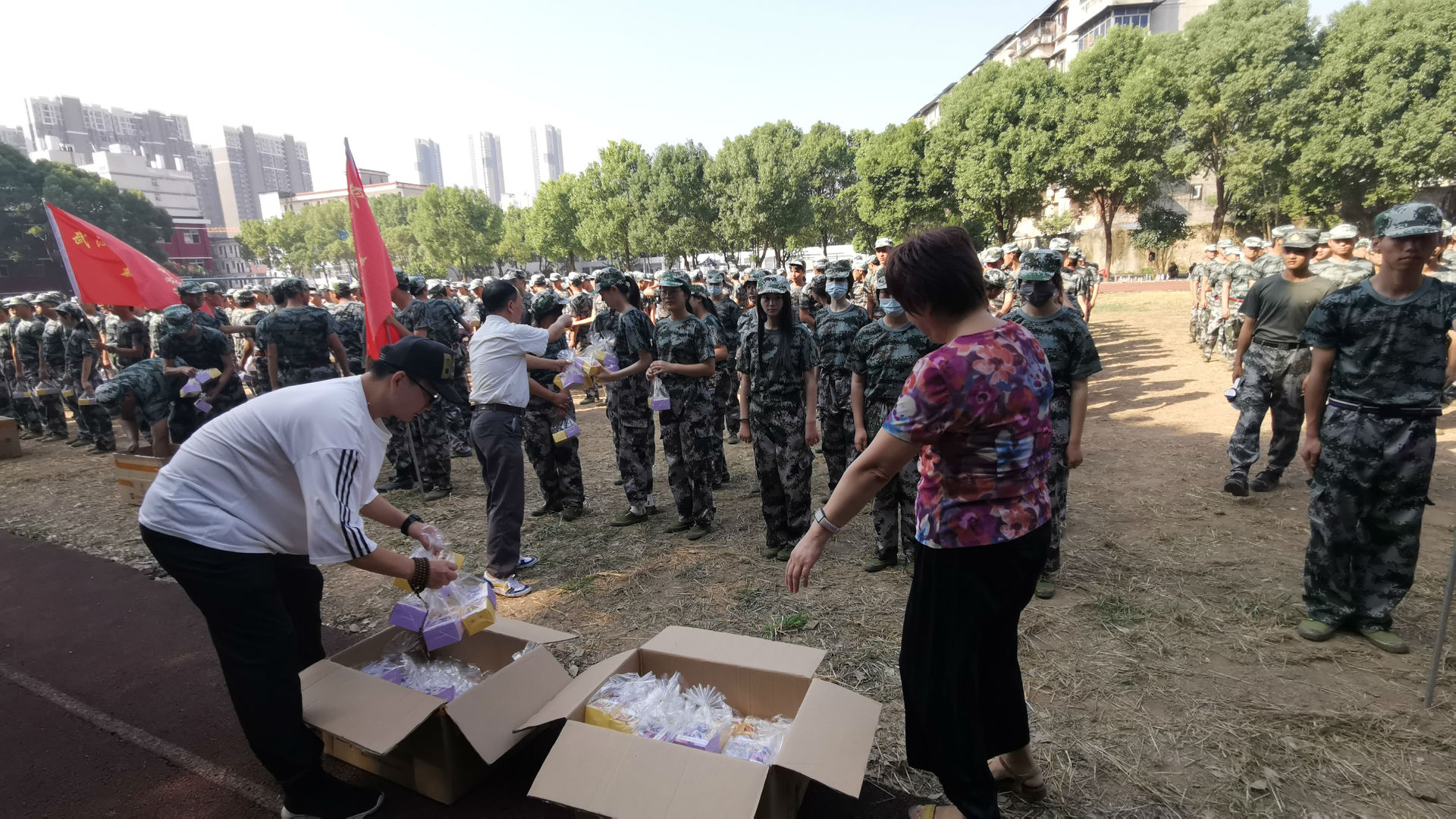 “浓情中秋,爱满校园”必赢官网为军训新生发放月饼 “浓情中秋,爱满校园”必赢官网为军训新生发放月饼