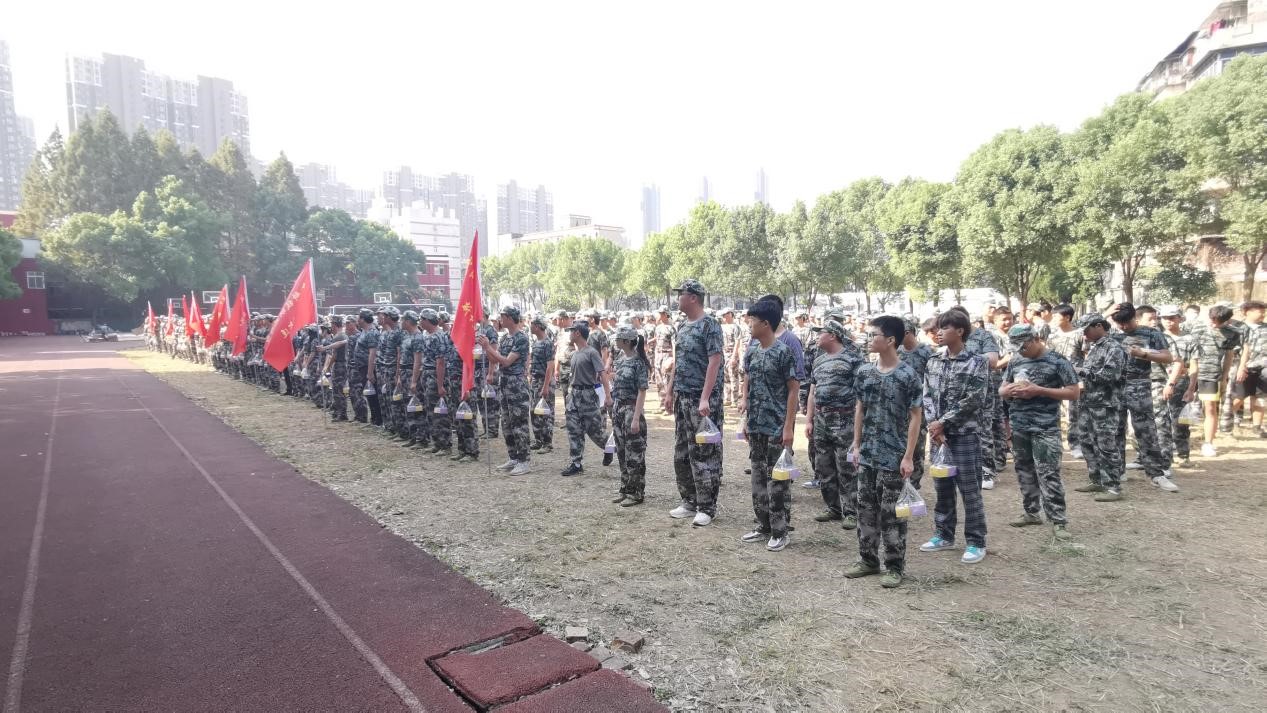 “浓情中秋,爱满校园”必赢官网为军训新生发放月饼 “浓情中秋,爱满校园”必赢官网为军训新生发放月饼